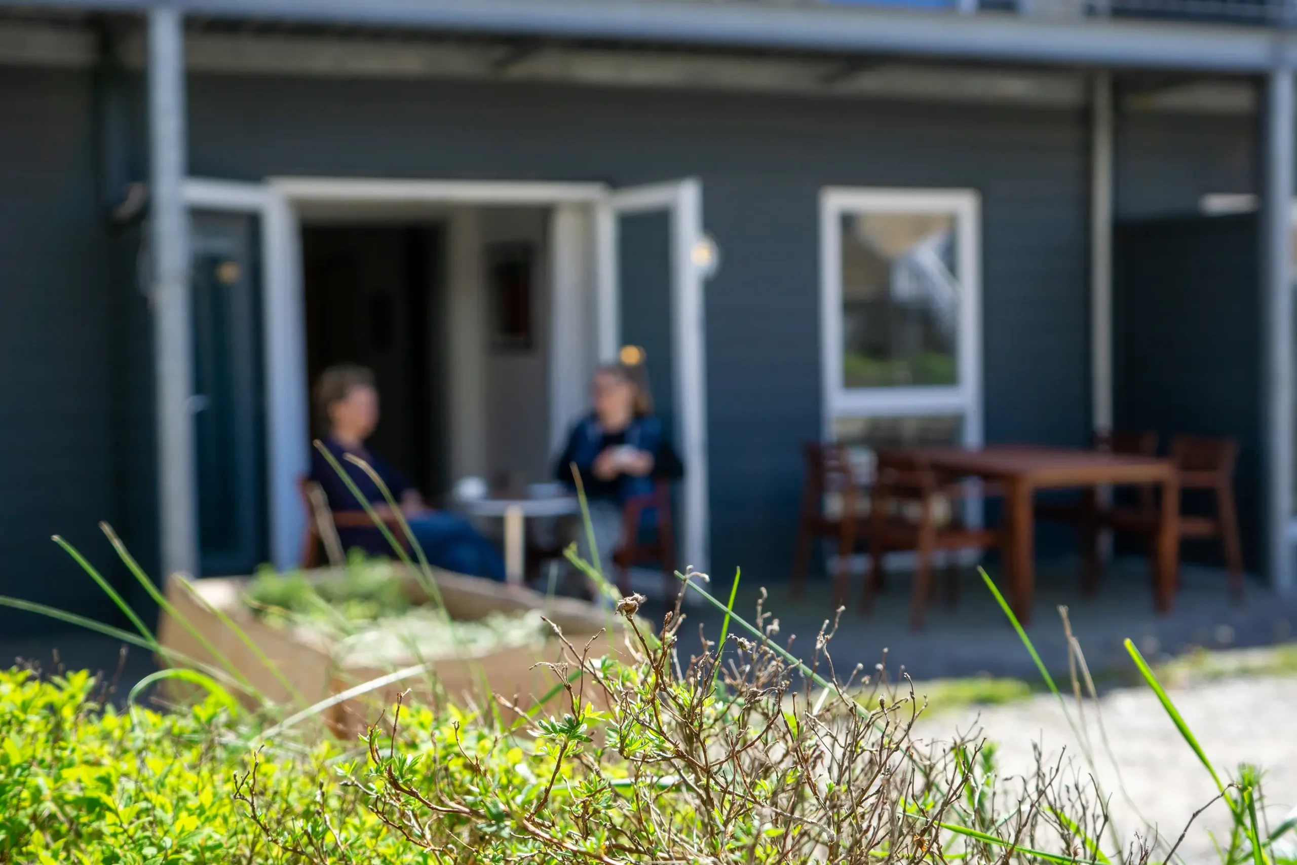 Kaffepause på terrassen ved ferielejlighed på Feriecenter Slettestrand | Foto: Kristian Skjødt