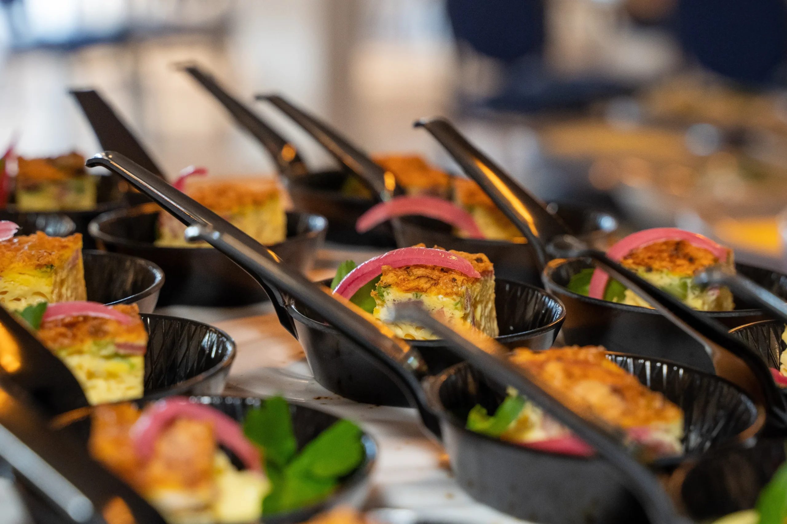 Portionsanrettet æggekage på frokostbuffeten i Restaurant Slettestrand | Foto: Kristian Skjødt