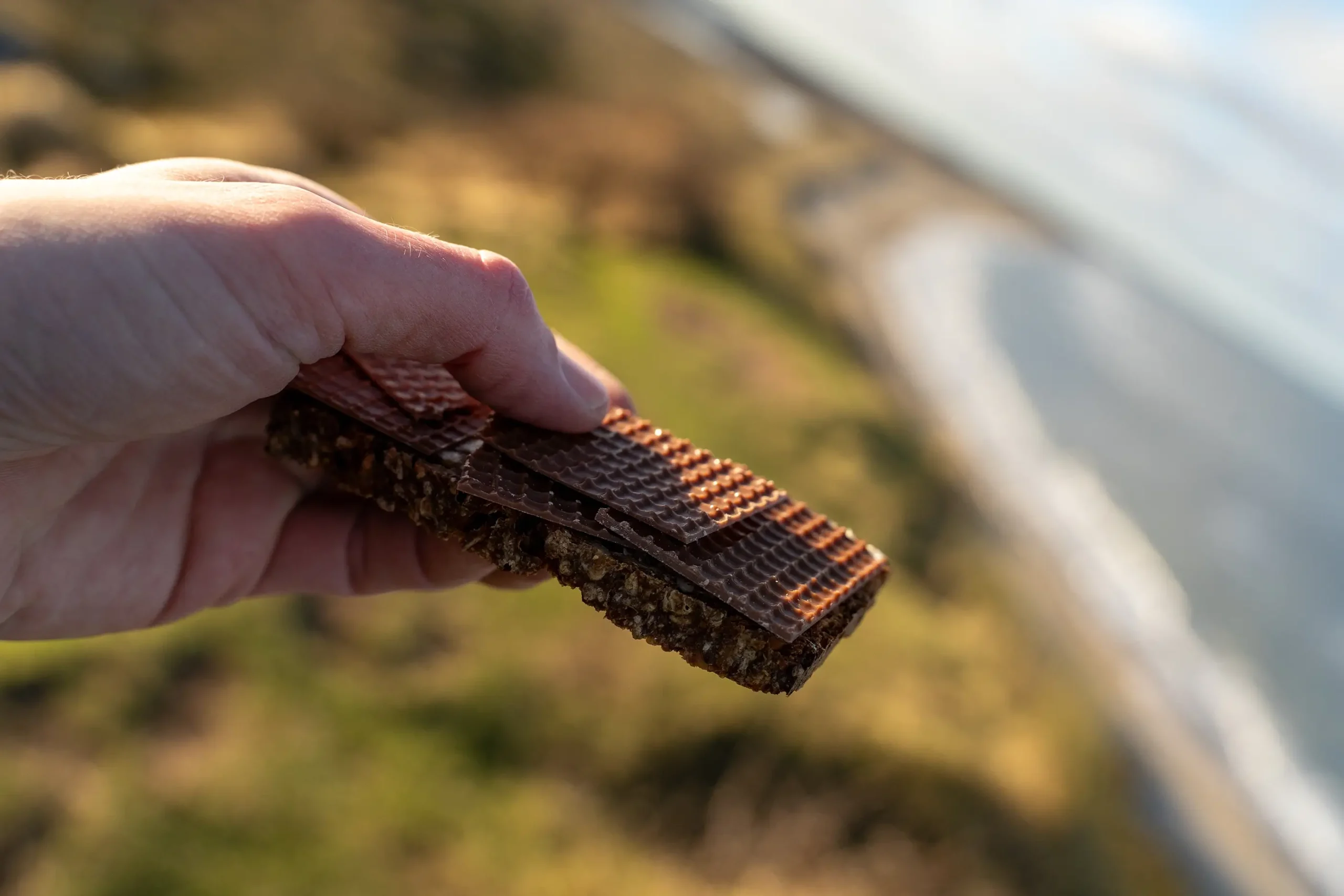 Rugbrød & pålægschokolade mad i naturen ved Vesterhavet | Foto: Kristian Skjødt