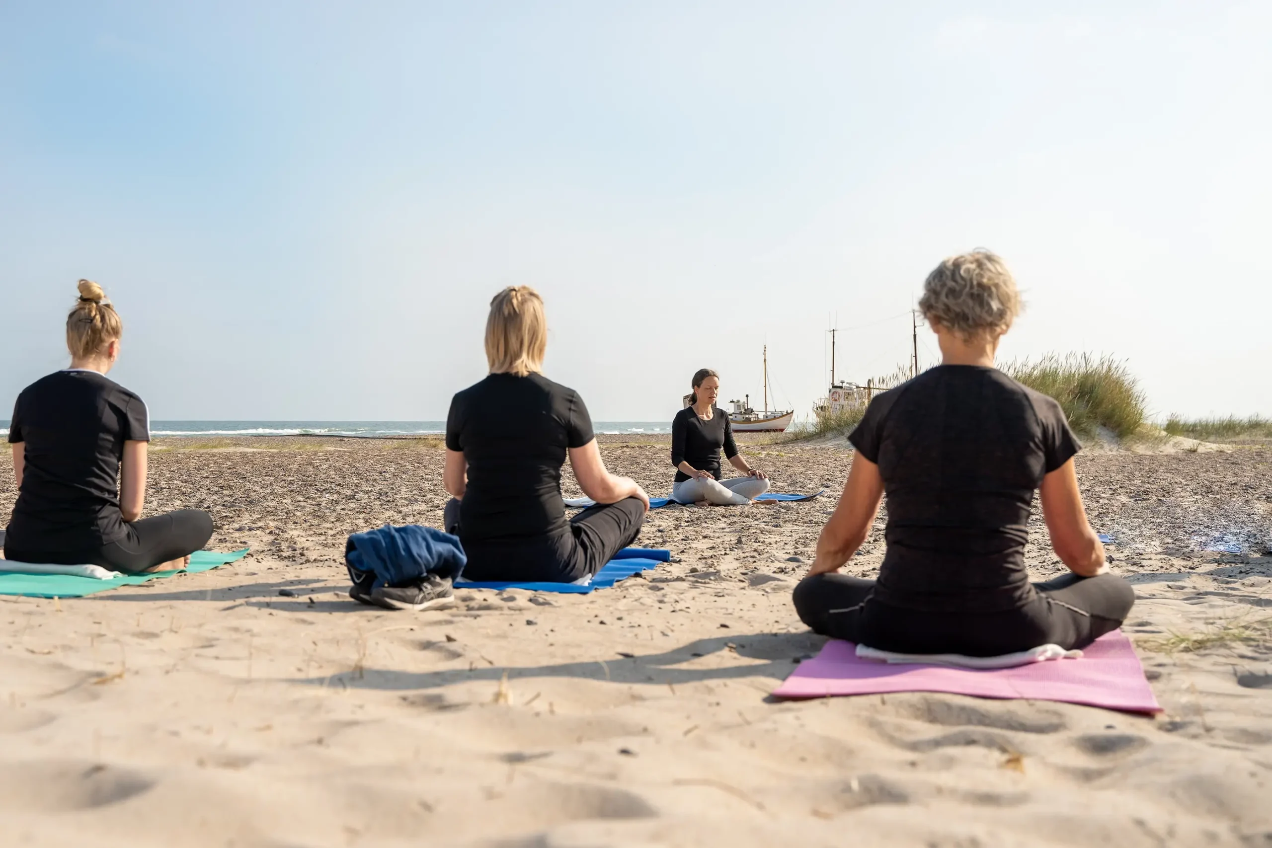 Yoga på strand i sommerferien | Foto: Kristian Skjødt