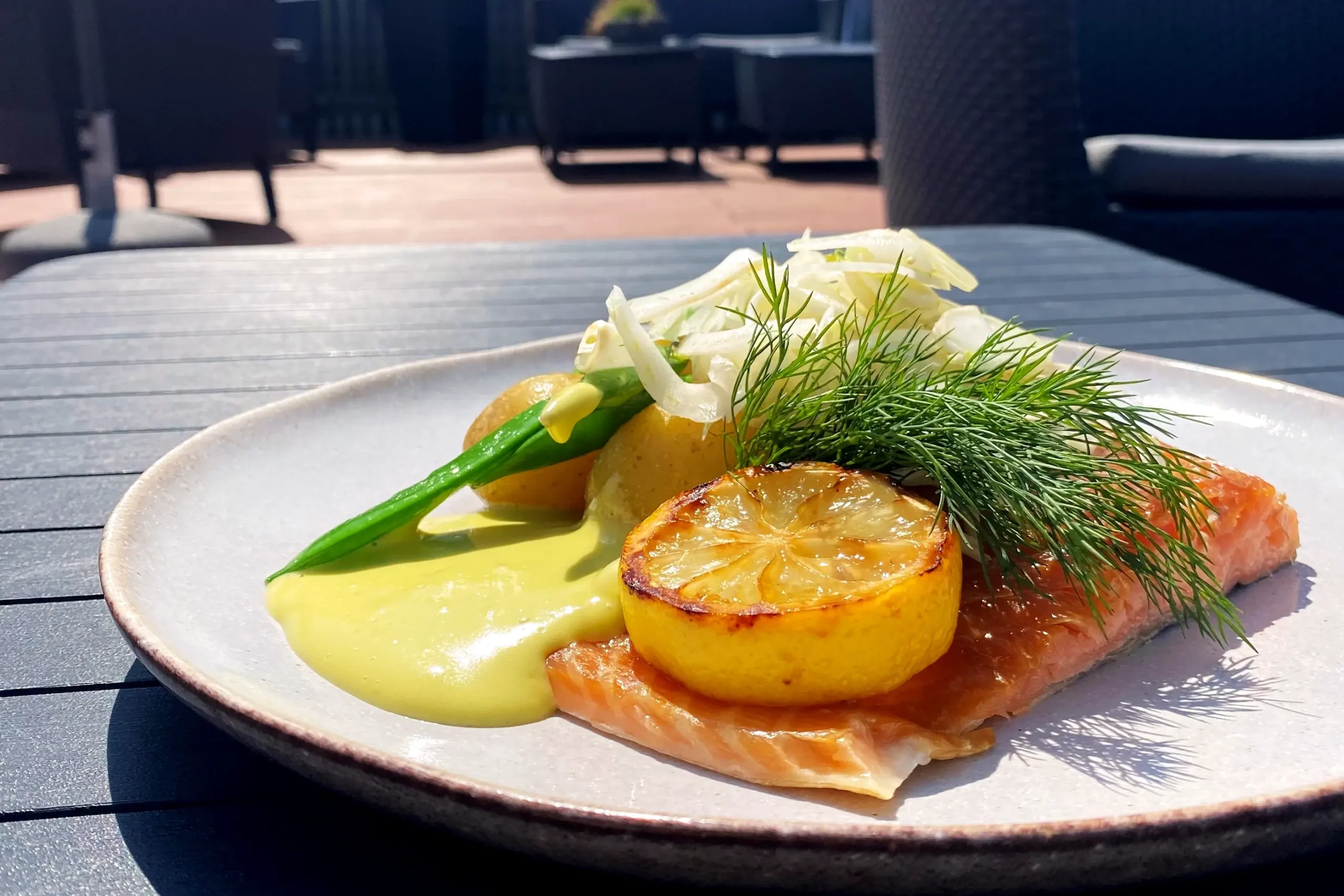 Slettestrands varmrøget laks på sommerens a la carte menu