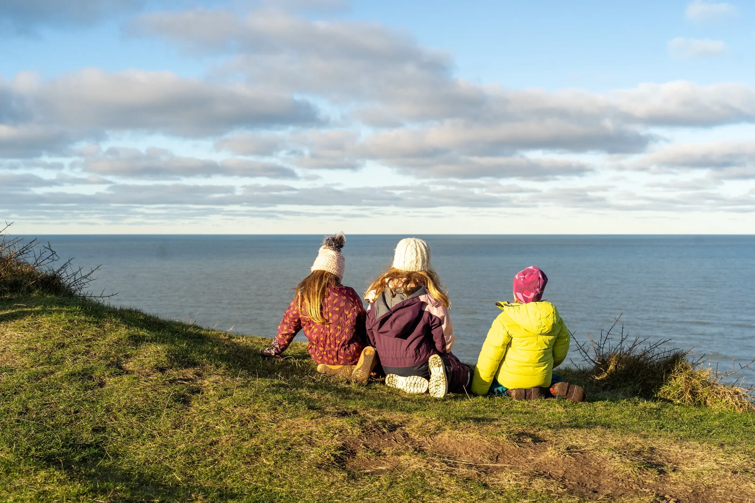 Børn hygger ved Svinkloverne og Vesterhavet | Foto: Kristian Skjødt