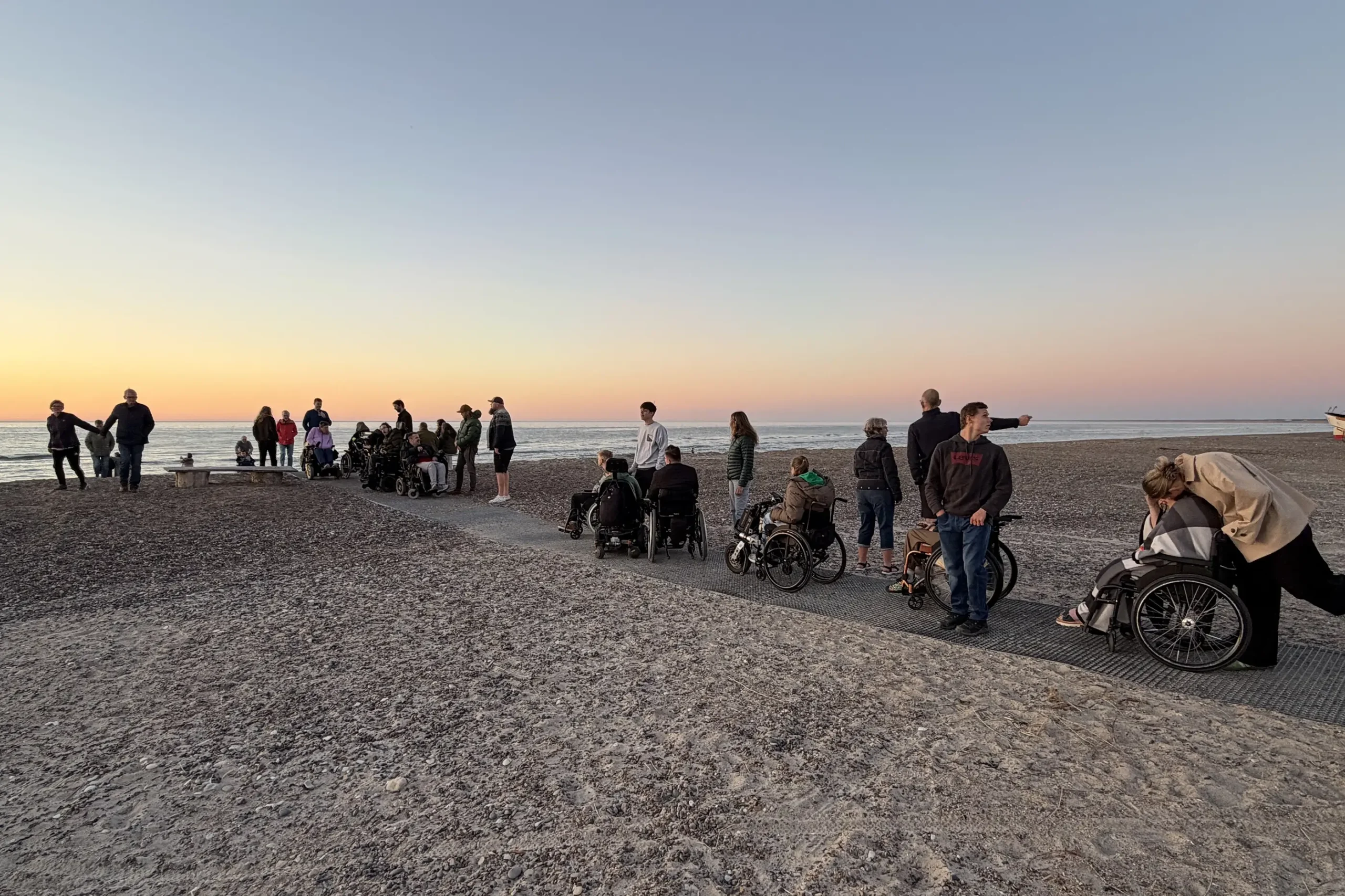 Kørestole på Slettestrands strandsti ved solnedgang | Foto: CP Danmark